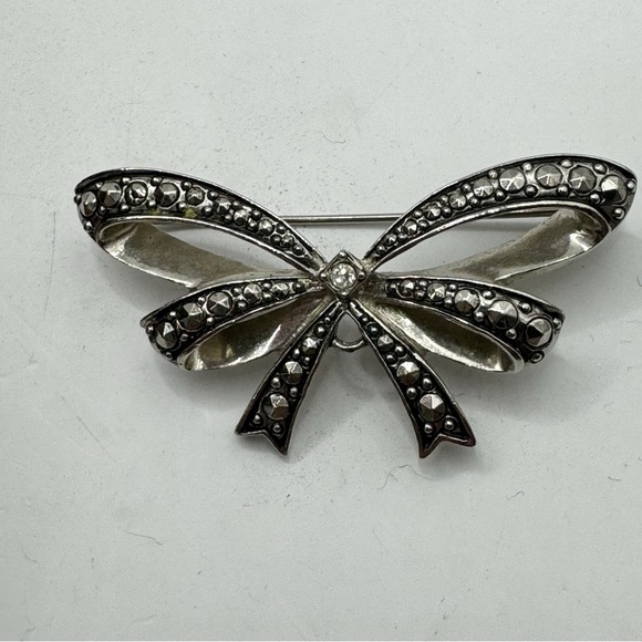 Avon antique style butterfly bow brooch Victorian revival faux marcasite signed - Picture 2 of 6
